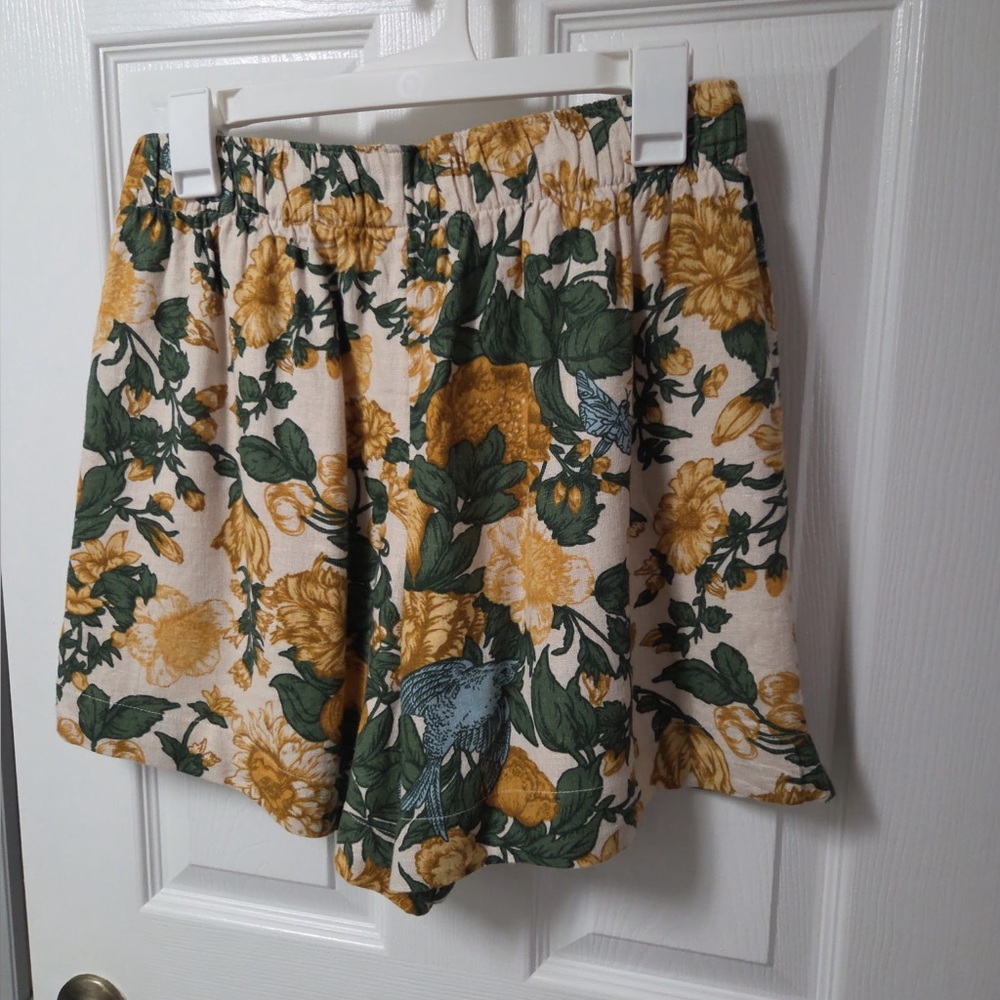 Abercrombie & Fitch Floral Women Shorts - Green and Yellow - Picture 2 of 5